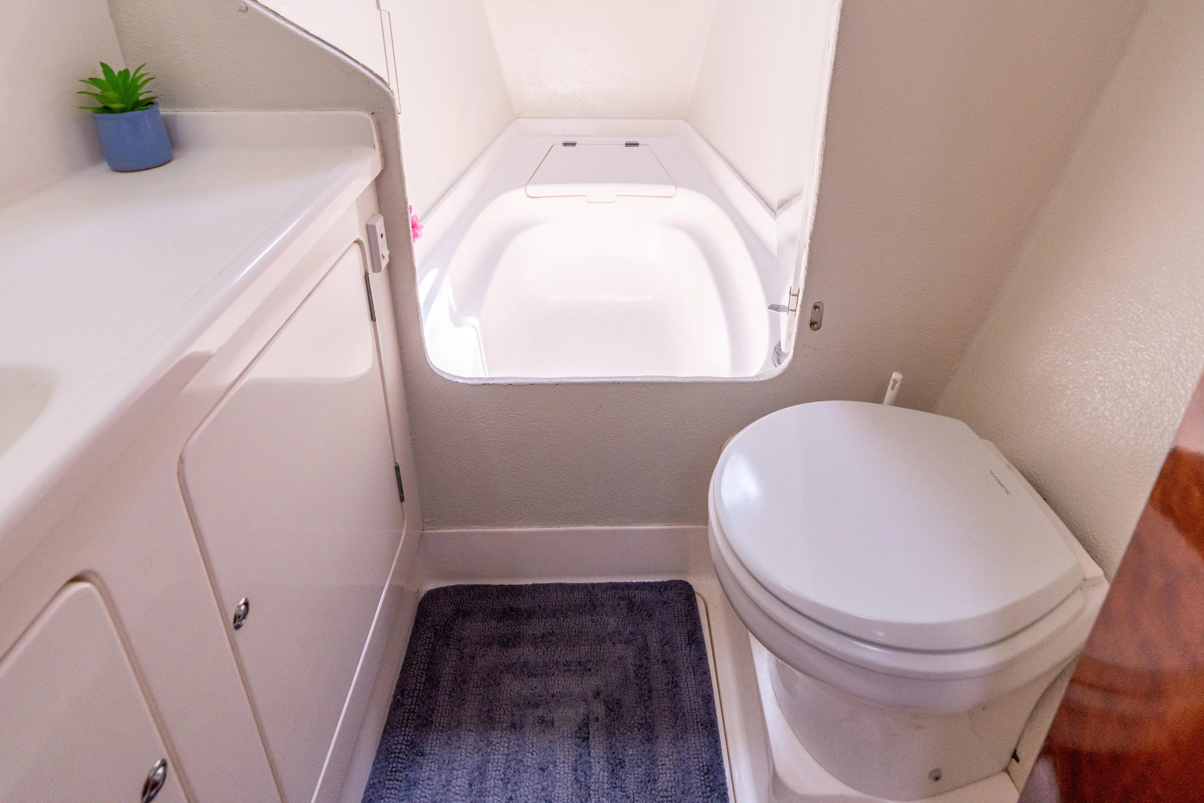 Atlas Yacht Photos Pics Starboard Owners Head