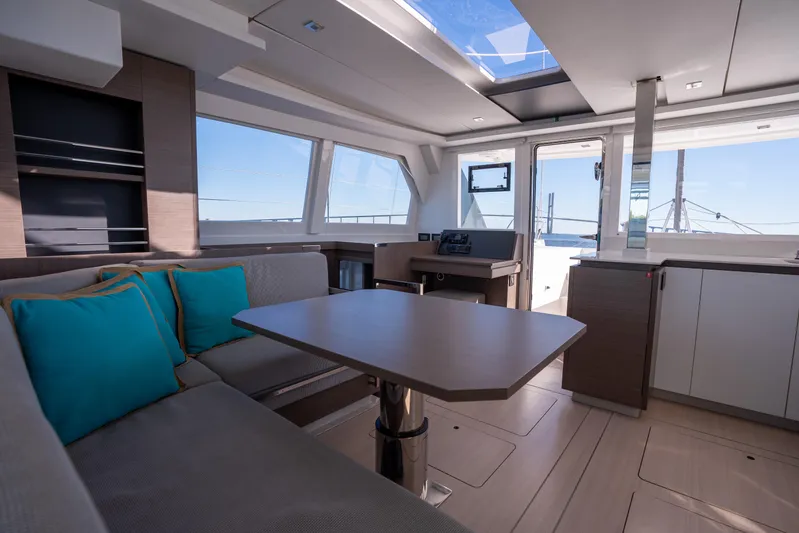 Grey Ghost Yacht Photos Pics Leopard 42 Salon table