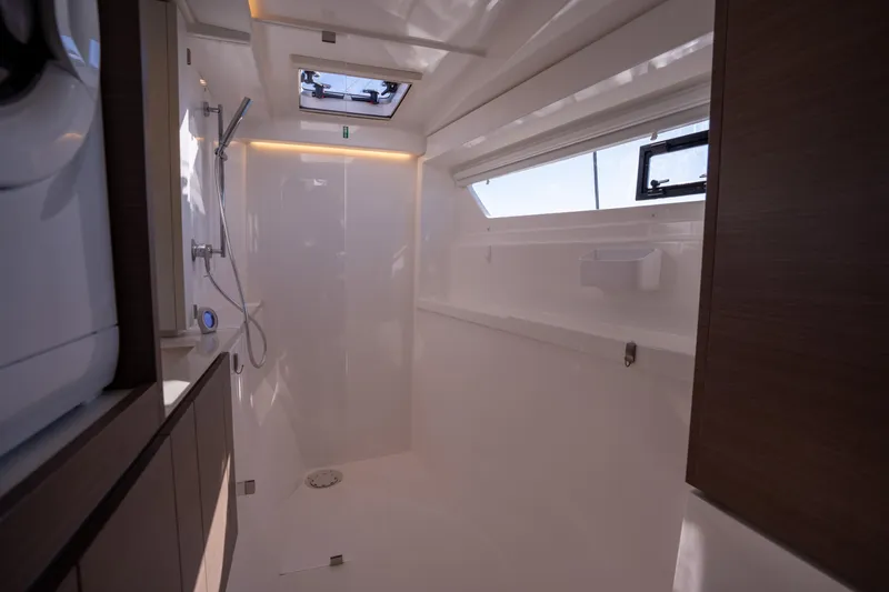 Grey Ghost Yacht Photos Pics Leopard 42 Owner Shower