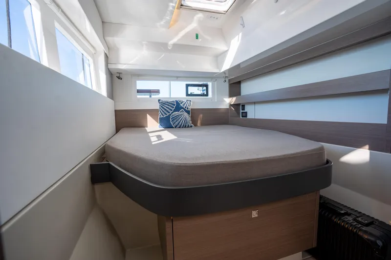 Grey Ghost Yacht Photos Pics Leopard 42 Owner Bed