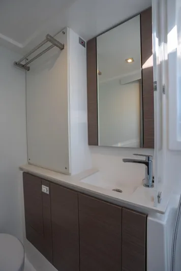 Grey Ghost Yacht Photos Pics Guest Suite Head