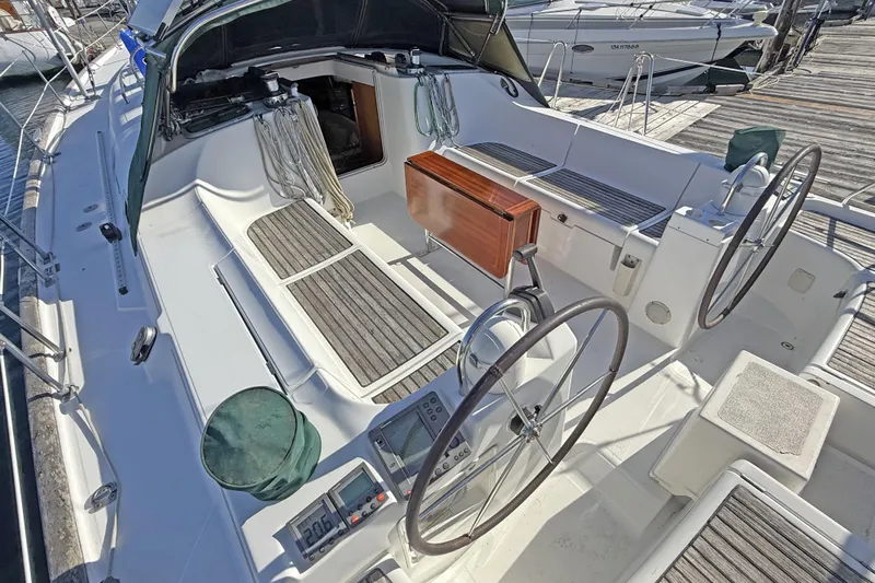 Bellabeaupied Yacht Photos Pics 2004 Beneteau 473 sailboat cockpit with dual steering wheels and teak seating.