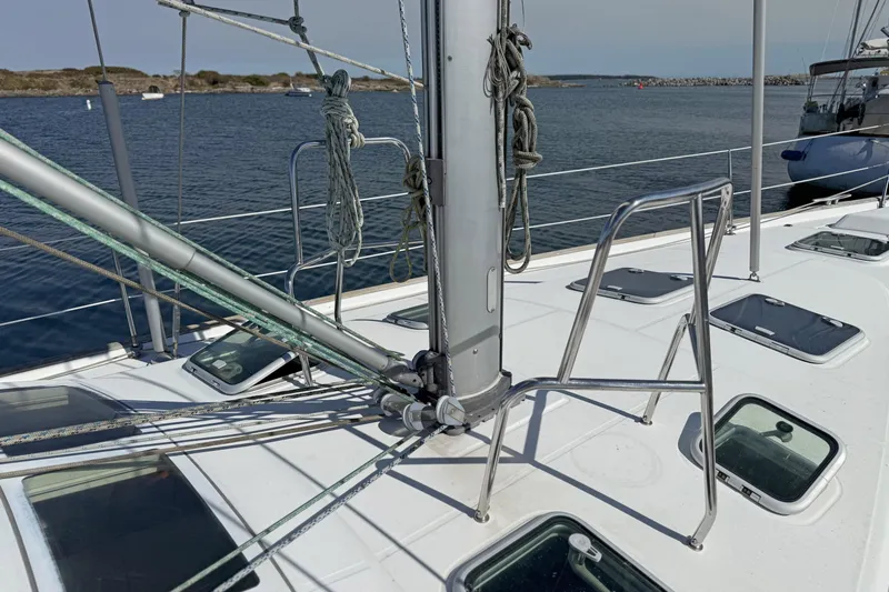 Bellabeaupied Yacht Photos Pics Deck view of 2004 Beneteau 473 sailboat with rigging and hatches, docked by the water.