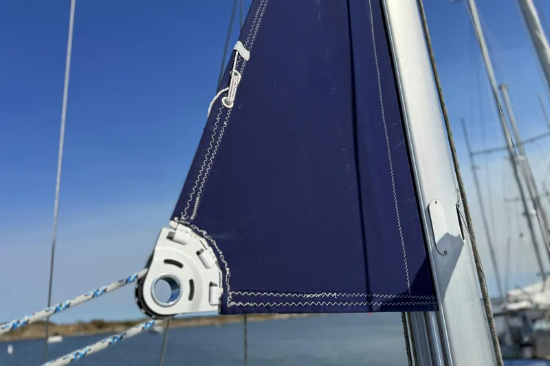 Bellabeaupied Yacht Photos Pics Close-up of a 2004 Beneteau 473 sailboat's sail and rigging against a clear sky.