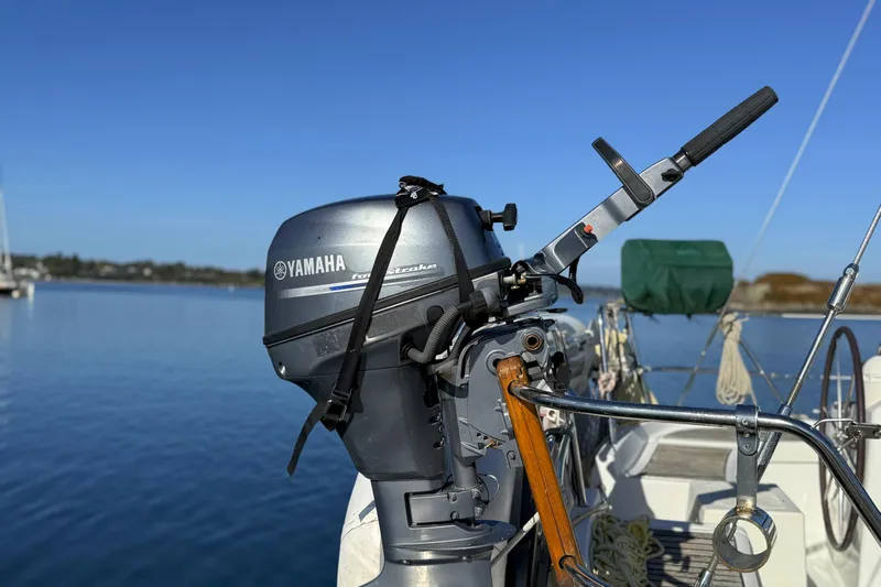 Bellabeaupied Yacht Photos Pics Yamaha outboard motor on 2004 Beneteau 473 sailboat, docked on calm water.