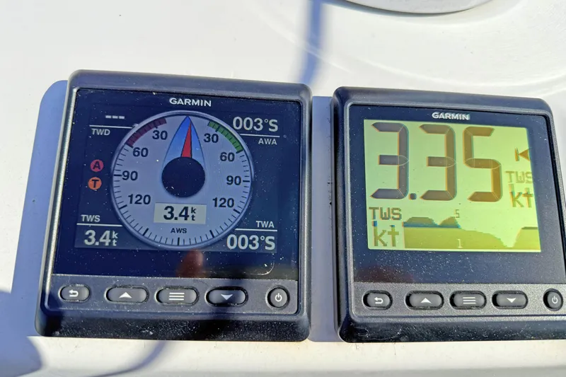 Bellabeaupied Yacht Photos Pics Garmin marine instruments on a 2004 Beneteau 473 sailboat, displaying wind speed and direction.