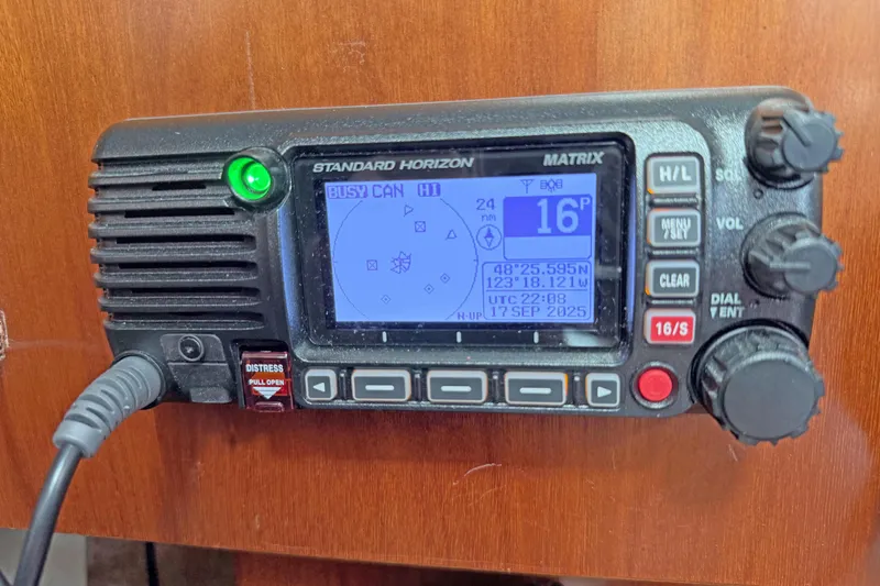 Bellabeaupied Yacht Photos Pics Standard Horizon Matrix radio on 2004 Beneteau 473 sailboat, displaying coordinates and settings.