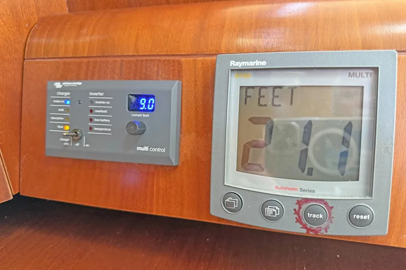 Bellabeaupied Yacht Photos Pics Control panel on a 2004 Beneteau 473 yacht, displaying depth and power settings.