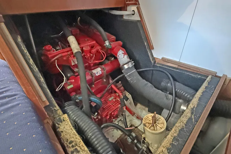 Bellabeaupied Yacht Photos Pics Engine compartment of a 2004 Beneteau 473 sailboat, featuring red engine components.