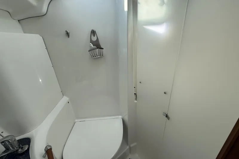 Bellabeaupied Yacht Photos Pics Bathroom interior of 2004 Beneteau 473 yacht, featuring compact design and white fixtures.