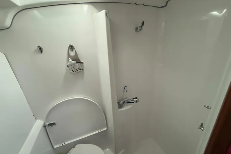 Bellabeaupied Yacht Photos Pics Bathroom interior of 2004 Beneteau 473 yacht, featuring shower and storage.