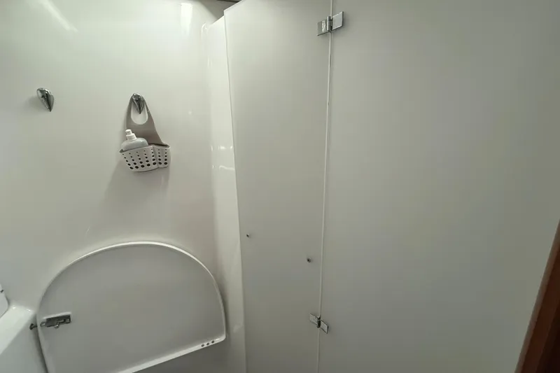 Bellabeaupied Yacht Photos Pics Interior of a 2004 Beneteau 473 yacht bathroom with white walls and storage basket.