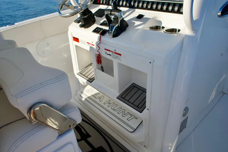 No Name 2024 30 Sea Hunt Yacht Photos Pics 2024 Sea Hunt 305 Ultra boat console with controls and seating.