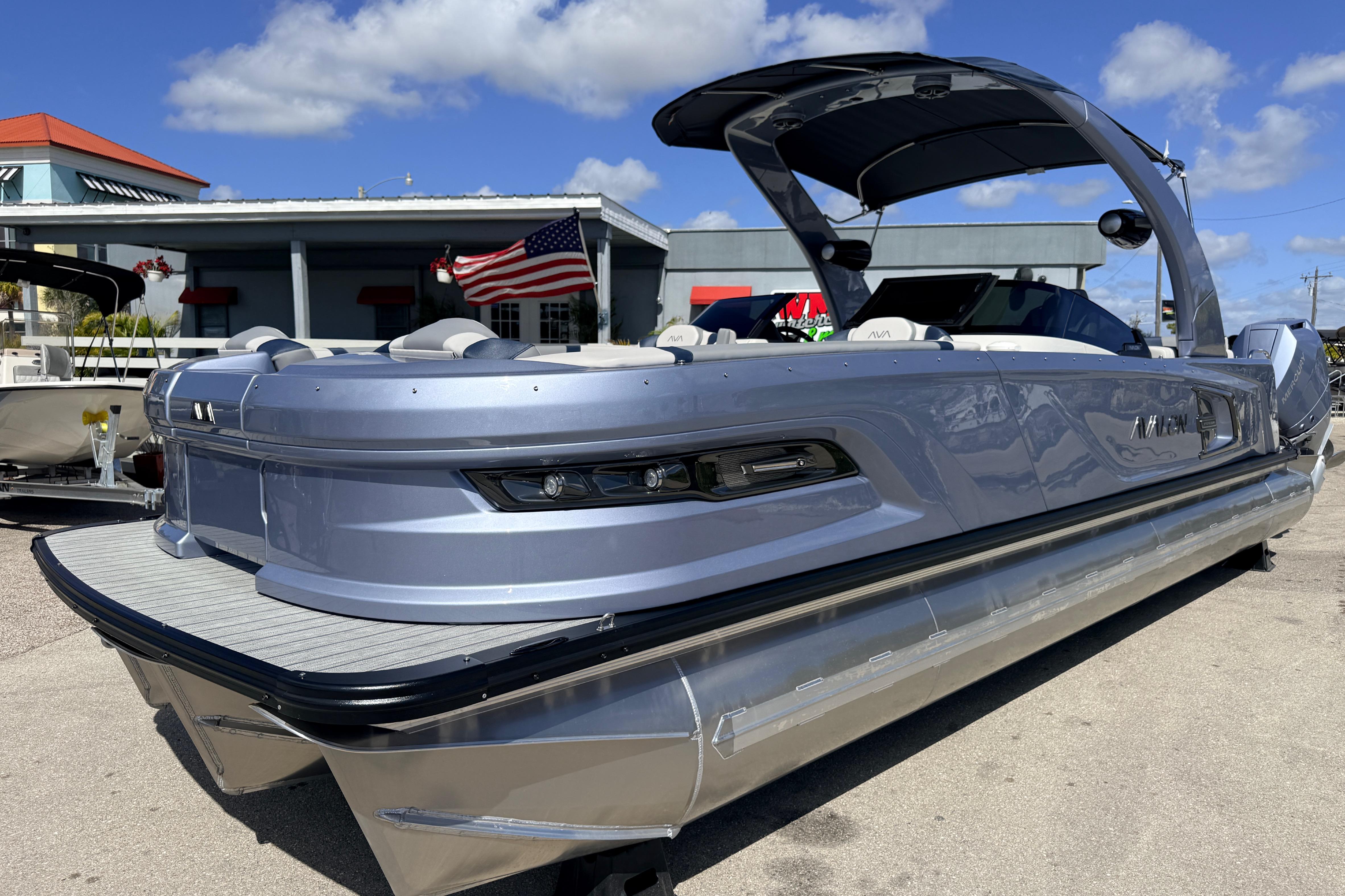 Avalon 2785 Avalon Excalibur Windshield Quad Lounger, Twin Mercury 425hp V-10's w Joystick