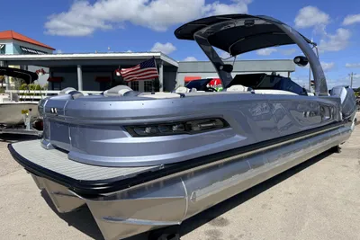 Avalon 2785 Avalon Excalibur Windshield Quad Lounger, Twin Mercury 425hp V-10's w Joystick