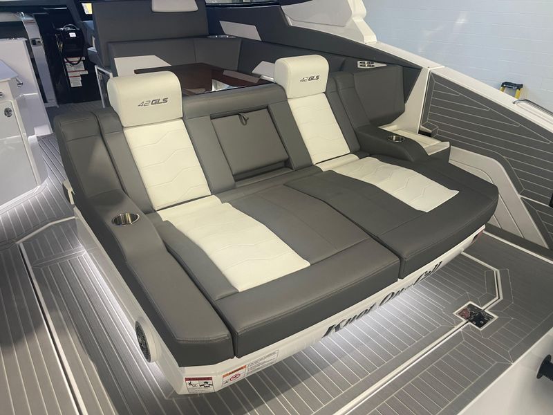 2022 Cruisers Yachts 42 GLS OB