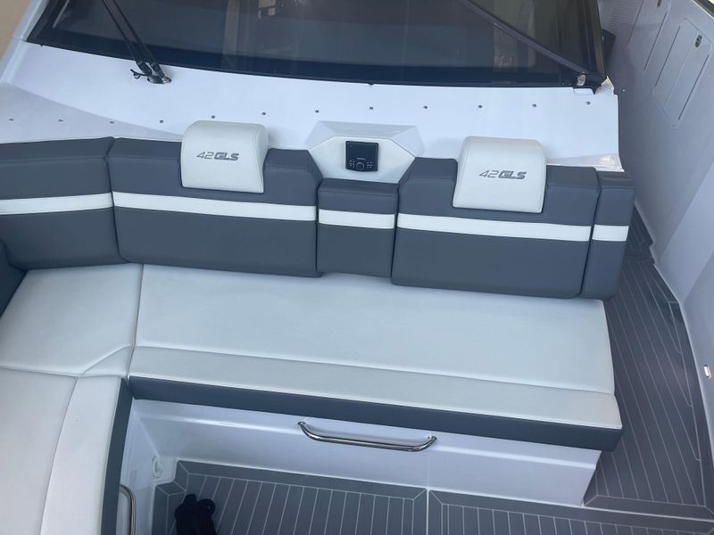 2022 Cruisers Yachts 42 GLS OB