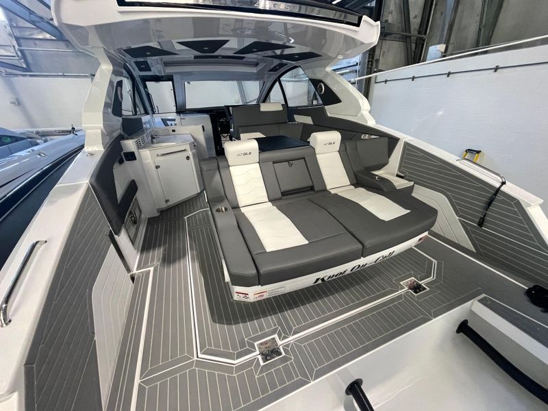 2022 Cruisers Yachts 42 GLS OB