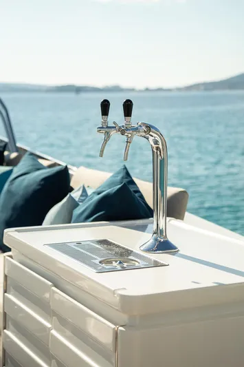 Easy Yacht Photos Pics Luxury yacht Sanlorenzo 82 (2009) with outdoor bar taps and ocean view.