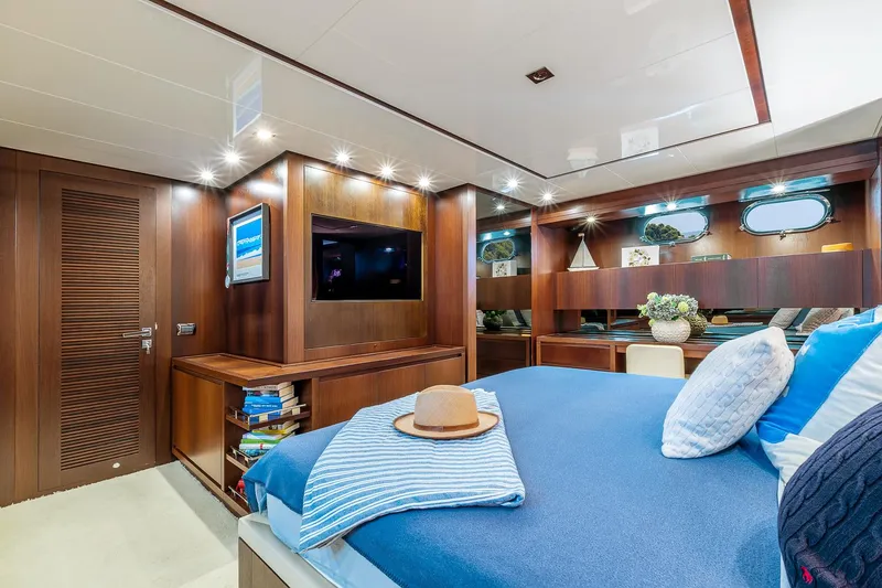 Easy Yacht Photos Pics Luxurious Sanlorenzo 82 yacht bedroom, 2009 model, featuring elegant wood paneling and modern decor.