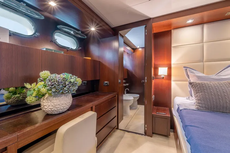 Easy Yacht Photos Pics Luxurious Sanlorenzo 82 yacht interior, featuring elegant wood finishes and modern decor, 2009 model.