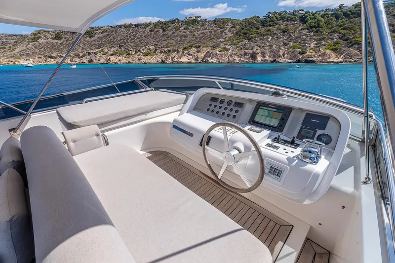 Easy Yacht Photos Pics Luxurious 2009 Sanlorenzo 82 yacht helm with scenic ocean view.