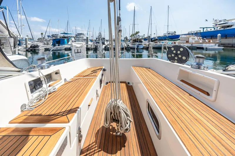 Roniin Yacht Photos Pics 2003 Hallberg-Rassy HR31 sailboat cockpit with teak decking in a marina setting.