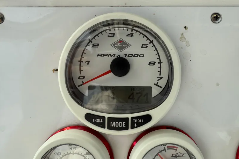  Yacht Photos Pics Tachometer display on 2005 Fountain 34 Sportfish CC Open Bow, showing 471 hours.