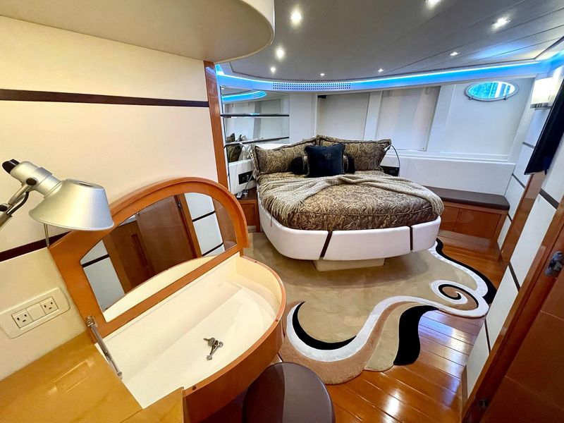 2007 Pershing 62