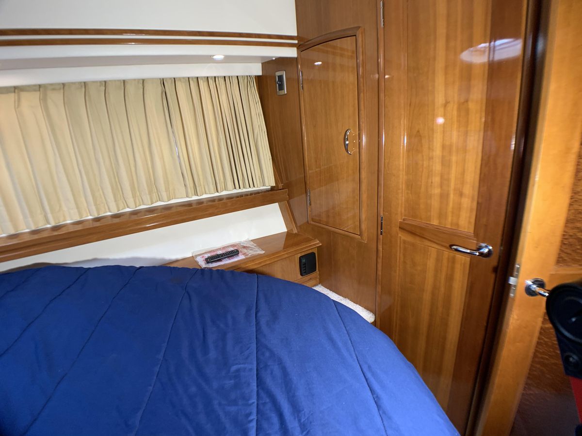 2006 Carver 56 