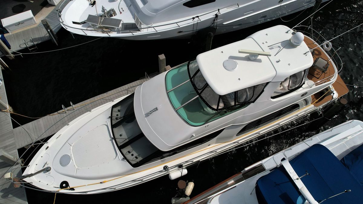 2006 Carver 56 