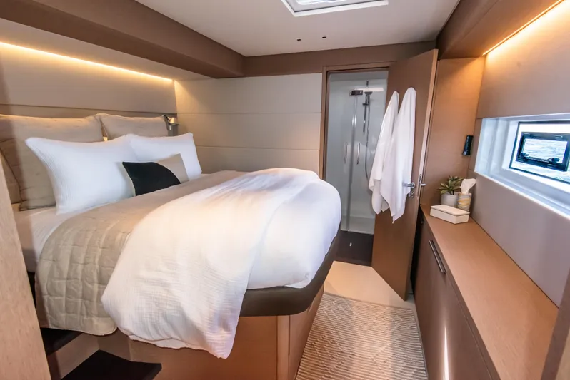  Yacht Photos Pics Queen Stateroom