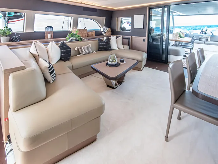  Yacht Photos Pics Saloon Facing Aft