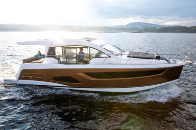 2025 Sealine C390