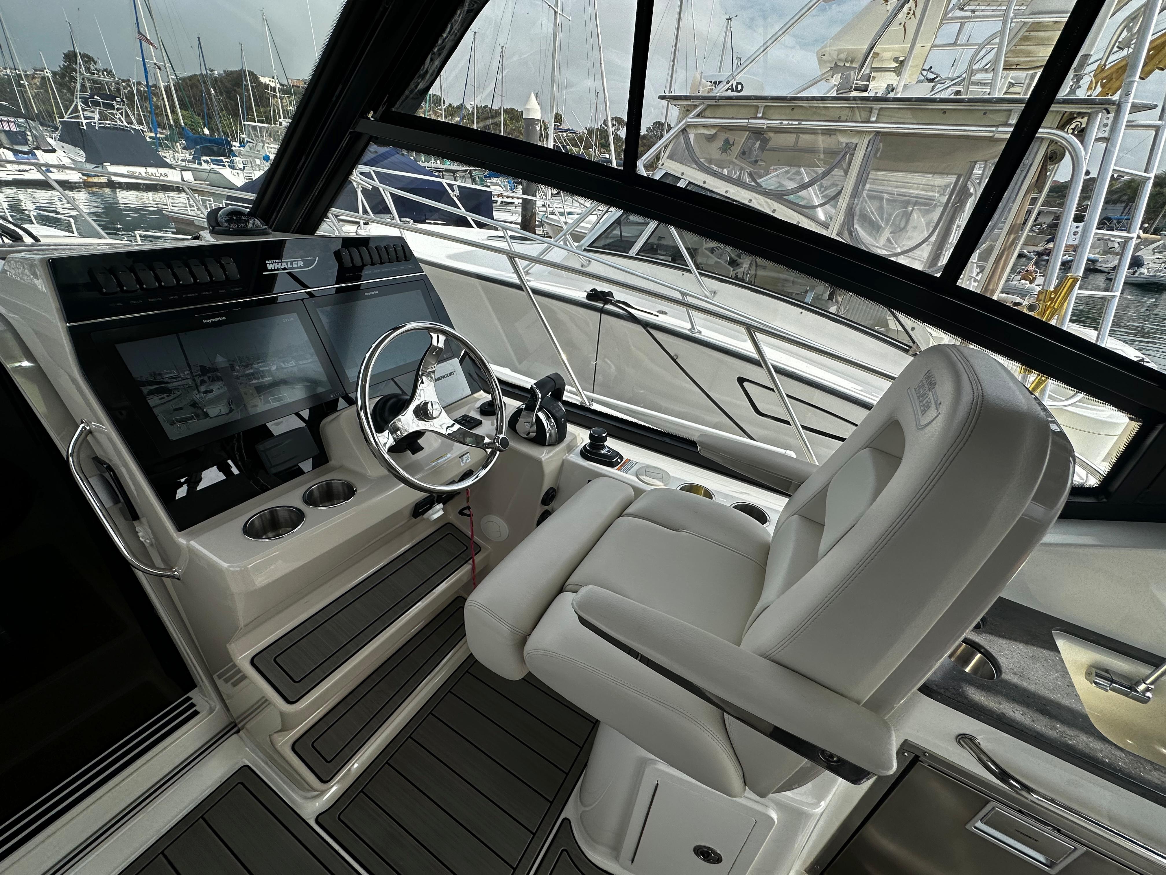 2022 Boston Whaler 325 Conquest Walkaround for sale - YachtWorld