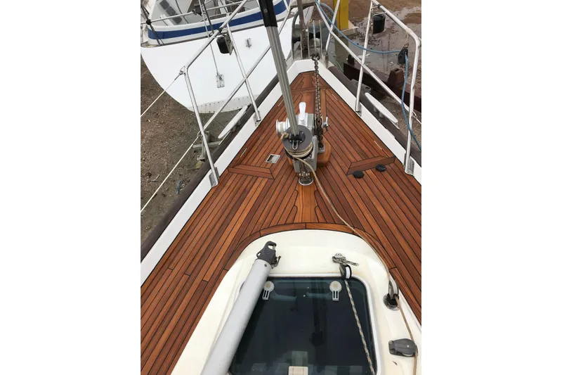  Yacht Photos Pics Deck of 1999 Beneteau Oceanis 44 CC sailboat with teak finish and rigging details.