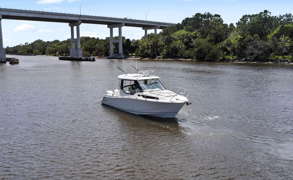 2020 Boston Whaler 325 Conquest