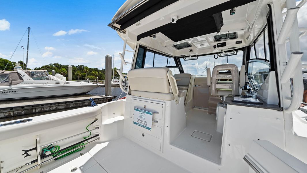 2020 Boston Whaler 325 Conquest