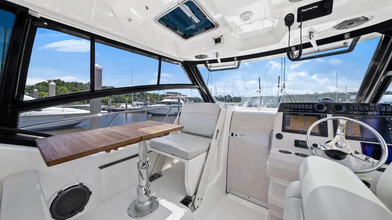 Aventura Yacht Photos Pics Boston Whaler 32 - O Sea D - Helm