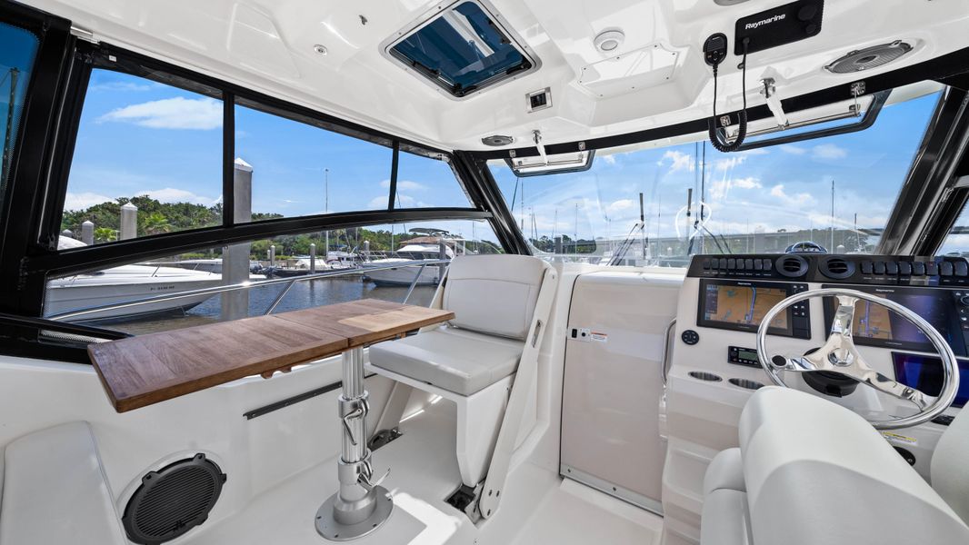 2020 Boston Whaler 325 Conquest