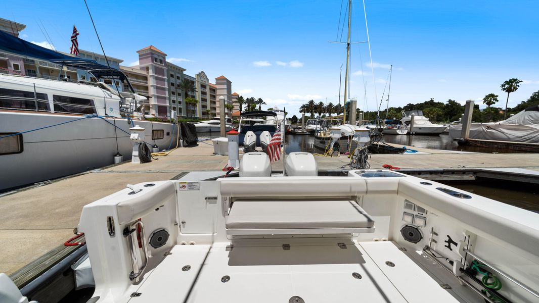 2020 Boston Whaler 325 Conquest