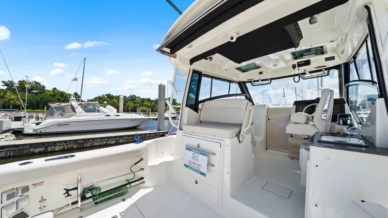 Aventura Yacht Photos Pics Boston Whaler 32 - O Sea D - Helm