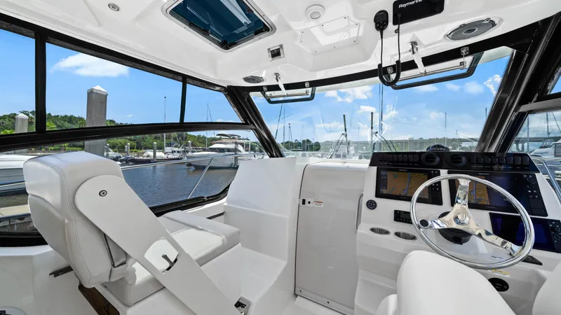 Aventura Yacht Photos Pics Boston Whaler 32 - O Sea D - Helm