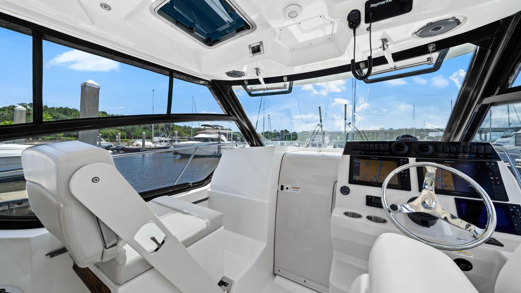 2020 Boston Whaler 325 Conquest