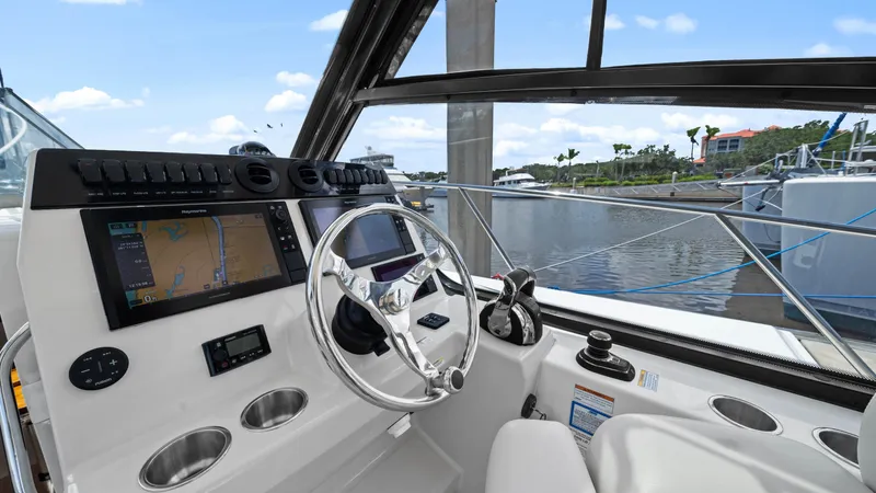 Aventura Yacht Photos Pics Boston Whaler 32 - O Sea D - Helm