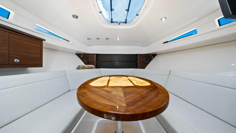 Aventura Yacht Photos Pics Boston Whaler 32 - O Sea D - Dinnette