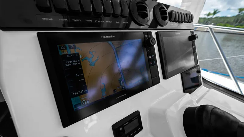 Aventura Yacht Photos Pics Boston Whaler 32 - O Sea D - Electronics