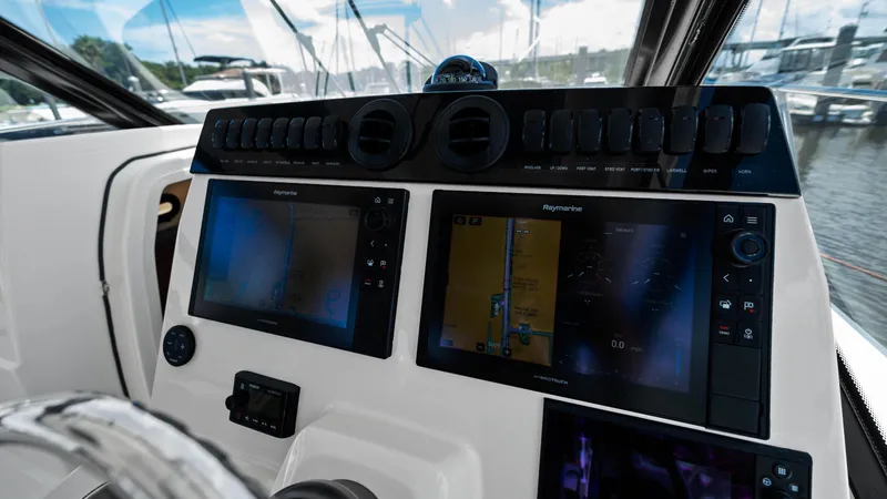 Aventura Yacht Photos Pics Boston Whaler 32 - O Sea D - Electronics