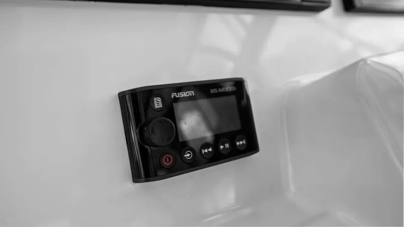 Aventura Yacht Photos Pics Boston Whaler 32 - O Sea D - Electronics