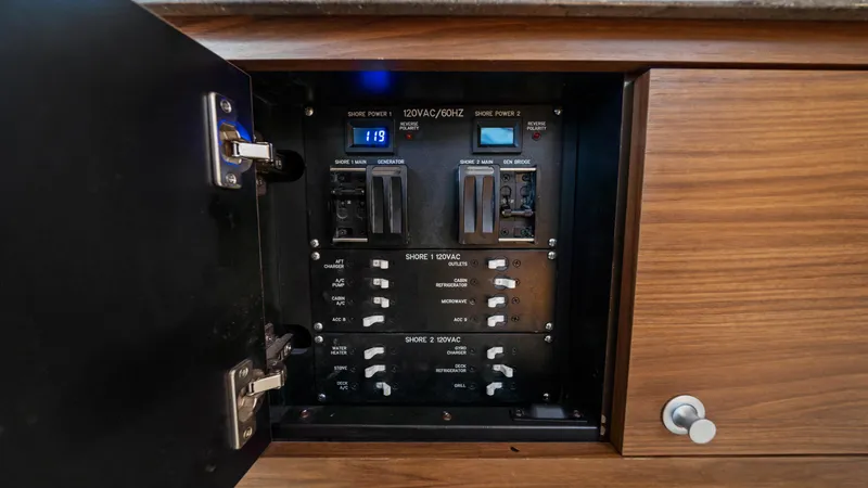 Aventura Yacht Photos Pics Boston Whaler 32 - O Sea D - Electronics